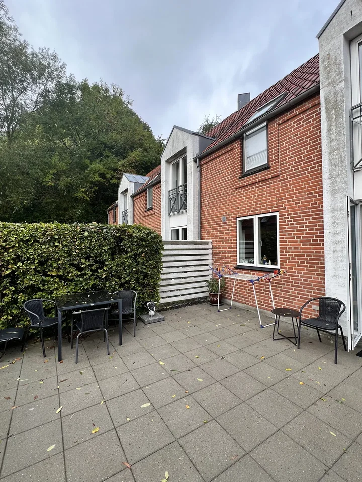 Lyst 3-værelses rækkehus i to plan med stor terrasse og skur – seniorbolig, parkering og husdyr tilladt - Aastrupvej, Haderslev - 0