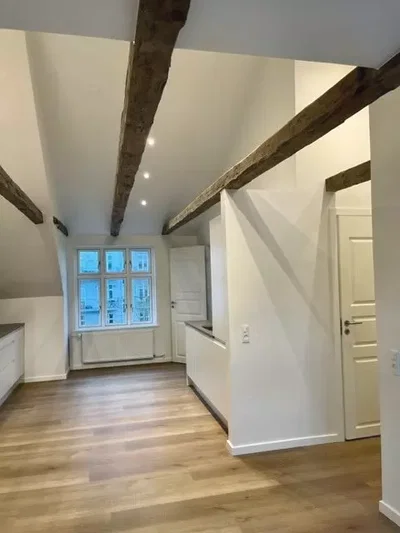 Bright 3-room attic apartment with exposed beams and modern kitchen – 50 m² - Dalgasgade, Aalborg - 2