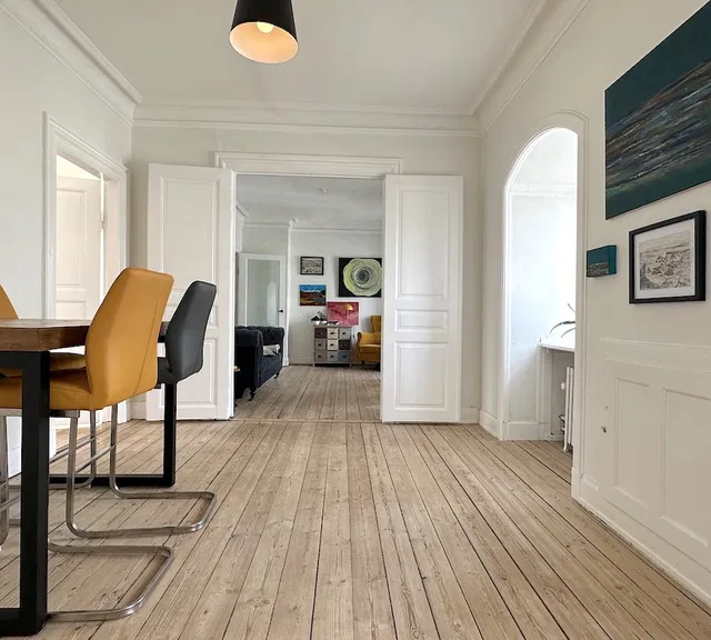 apartment Lys topetagelejlighed med fransk altan i Lyngby