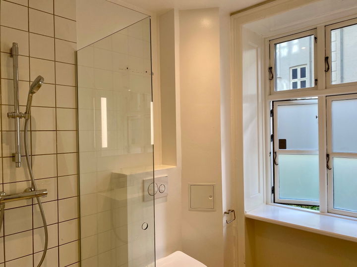Lejlighed med skønt vandkig fra stuerne – billede 3