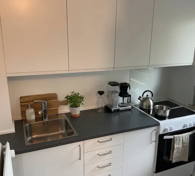 apartment Lys og indflytningsklar 2-værelses med nyt køkken og parkering – tæt på indkøb, bus og fitness