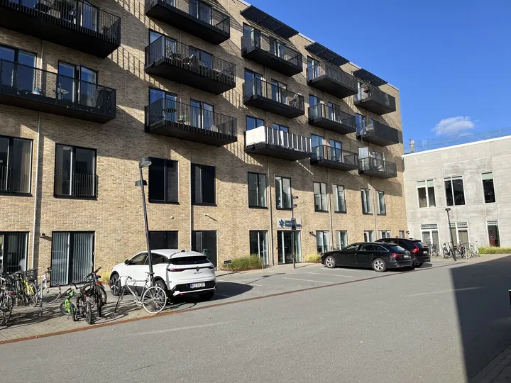 Stor og lys 2-værelses med skøn altan og stort spisekøkken – billede 5