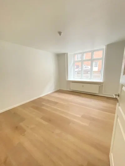 Lys kælderbolig med plads til tre beboere - Holbergsgade, Aalborg - 1