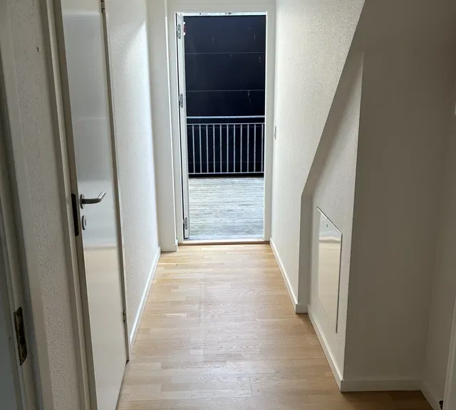 apartment Lys 3-værelses taglejlighed på 84 m2 med synlige bjælker, vaskemaskine og moderne køkken – tæt på caféer, indkøb og bus