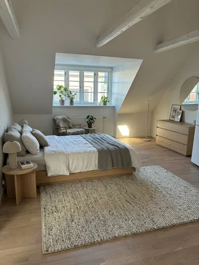 Lys 3-værelses taglejlighed på 84 m2 med synlige bjælker, vaskemaskine og moderne køkken – tæt på caféer, indkøb og bus - Nørregade, Hjørring - 2