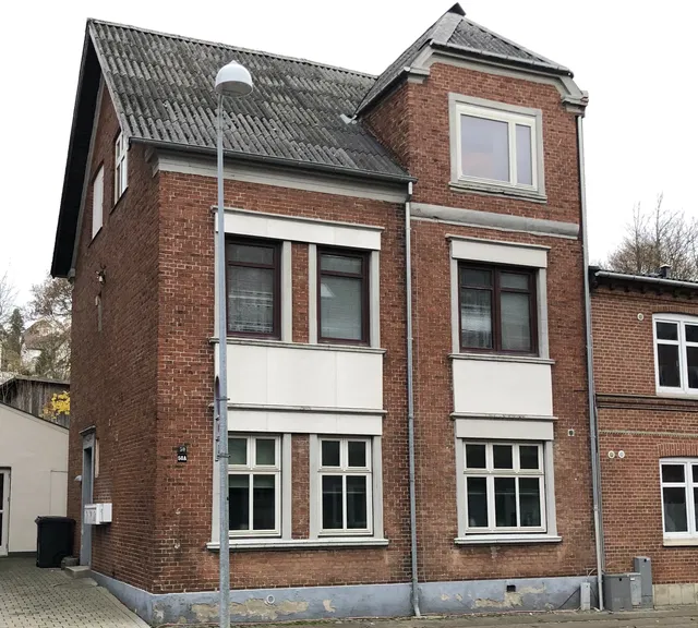 apartment Nyrenoveret 2-værelses med overdækket altan