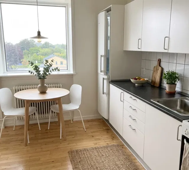 apartment Rummelig 4-værelses med altan/terrasse, parkering og husdyr tilladt – 99 m2