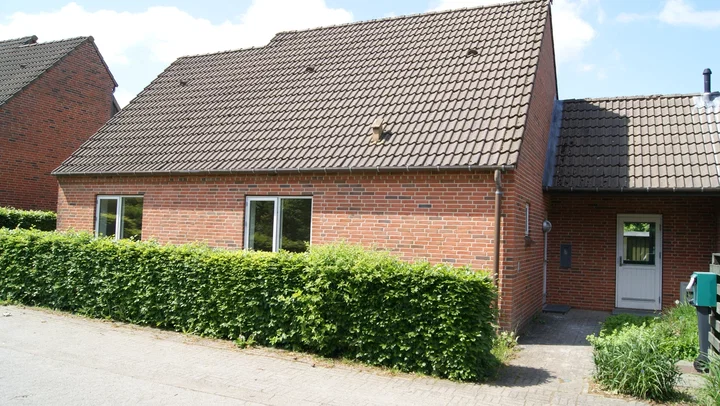 Rummeligt 3-værelses rækkehus på 83 m2 med altan/terrasse – husdyr tilladt - Skrænten, Kjellerup - 0