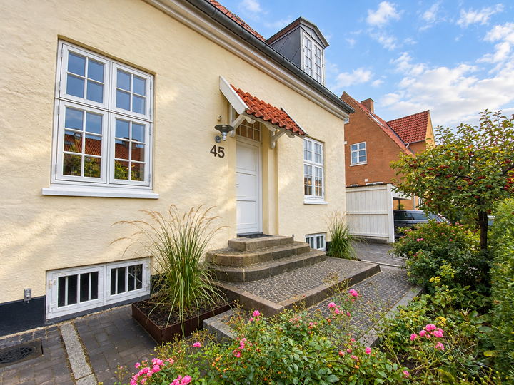 Velholdt patriciervilla med hyggelig have i Brønshøj - Mellemvangen, Brønshøj - 0