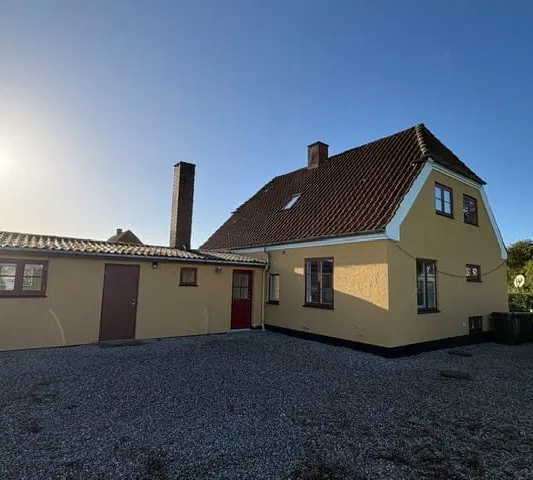 house Landlig bolig med værksted, carport og have