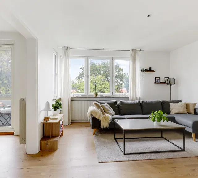 apartment Bright 4-room apartment with balcony, modernised kitchen and green communal courtyard