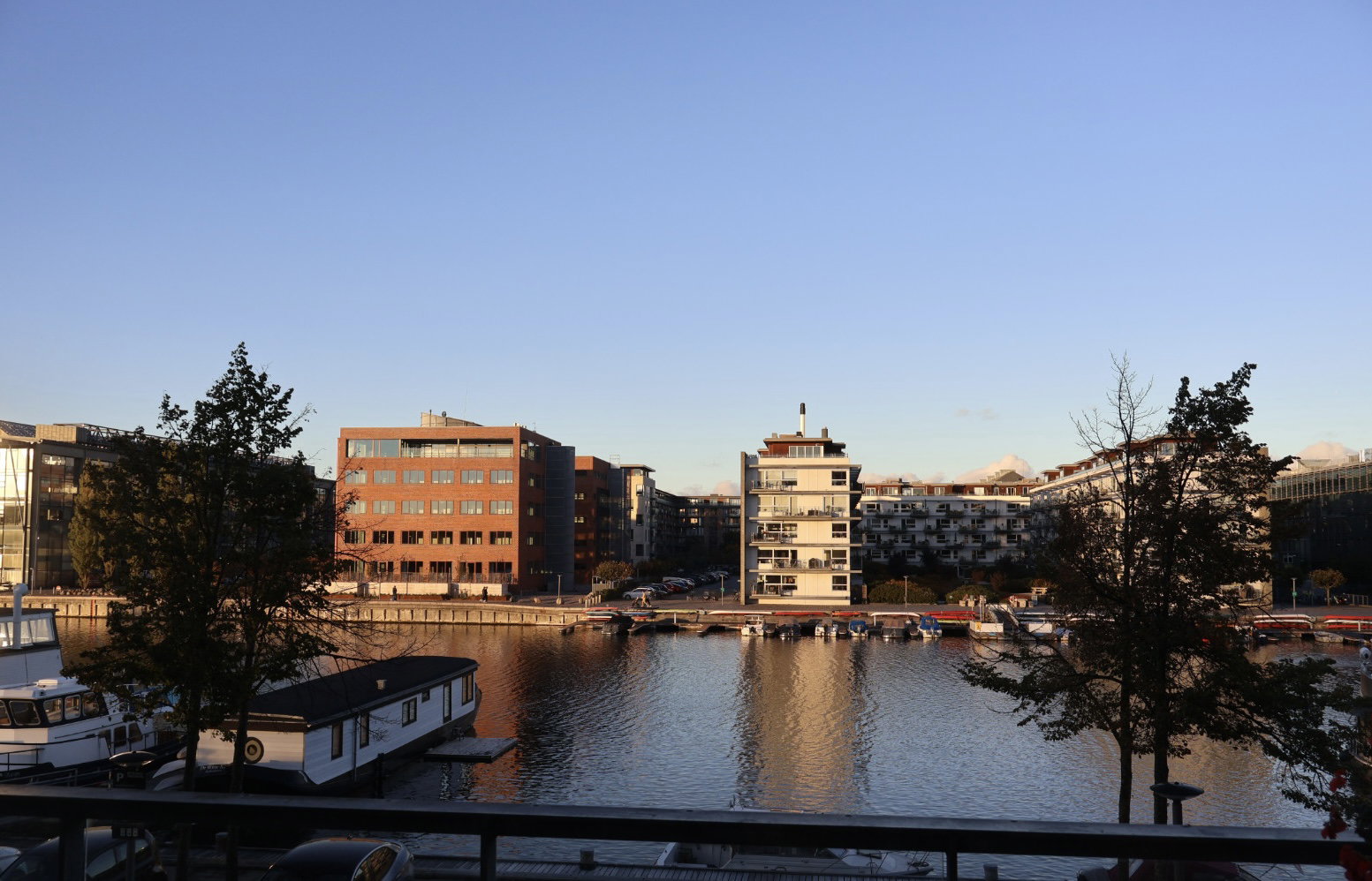 apartment Eksklusiv, fuldt møbleret lejlighed med kanaludsigt i København SV