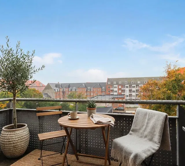 apartment Lys 2-værelses med to altaner, indbyggede skabe og vaskemaskine