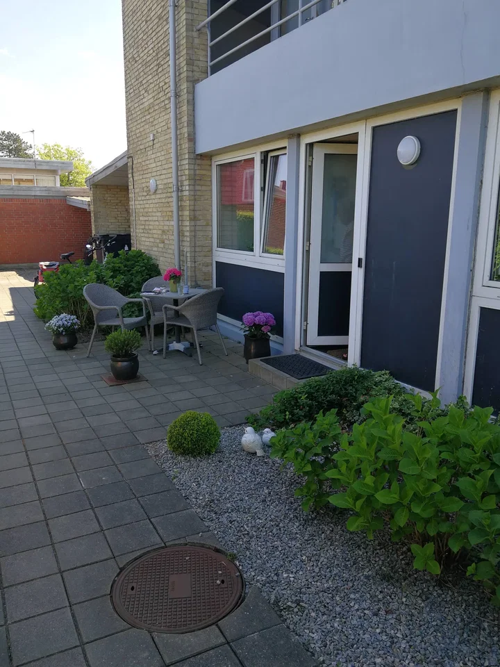 Lys 3-værelses på 95 m2 med fjordkig, privat have og Carport. - Sønderbakken, Nibe - 0
