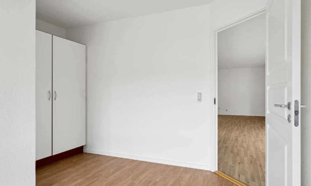 apartment Good, share-friendly 3-room<BR><BR>ONLY 1 MONTH'S DEPOSIT