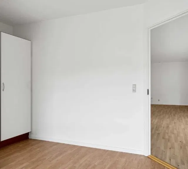 apartment Good, share-friendly 3-room<BR><BR>ONLY 1 MONTH'S DEPOSIT