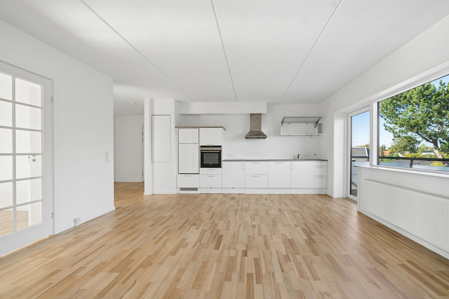 apartment Large and spacious 3-room apartment with a courtyard-facing balcony