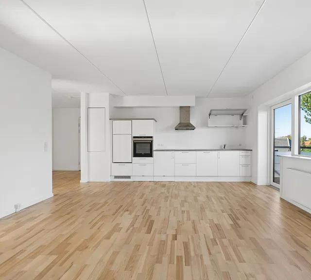 apartment Large and spacious 3-room apartment with a courtyard-facing balcony