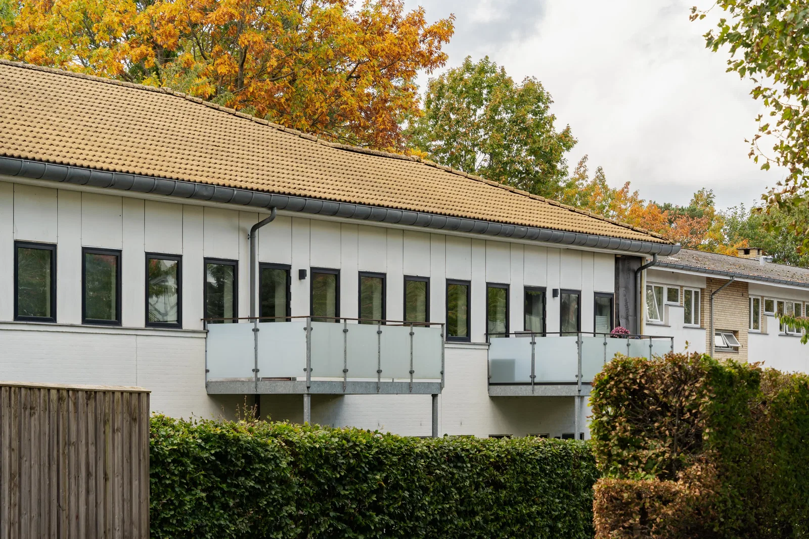 apartment Rummelig møbleret lejlighed med altan og privat parkering