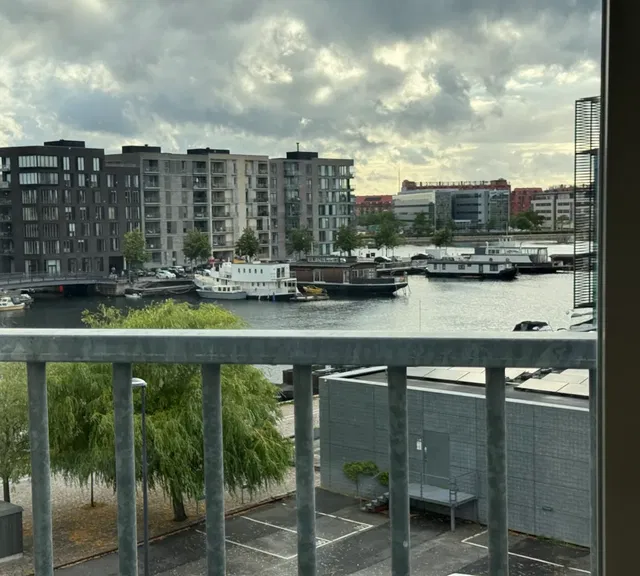 room Stort værelse med kanaludsigt i delelejlighed
