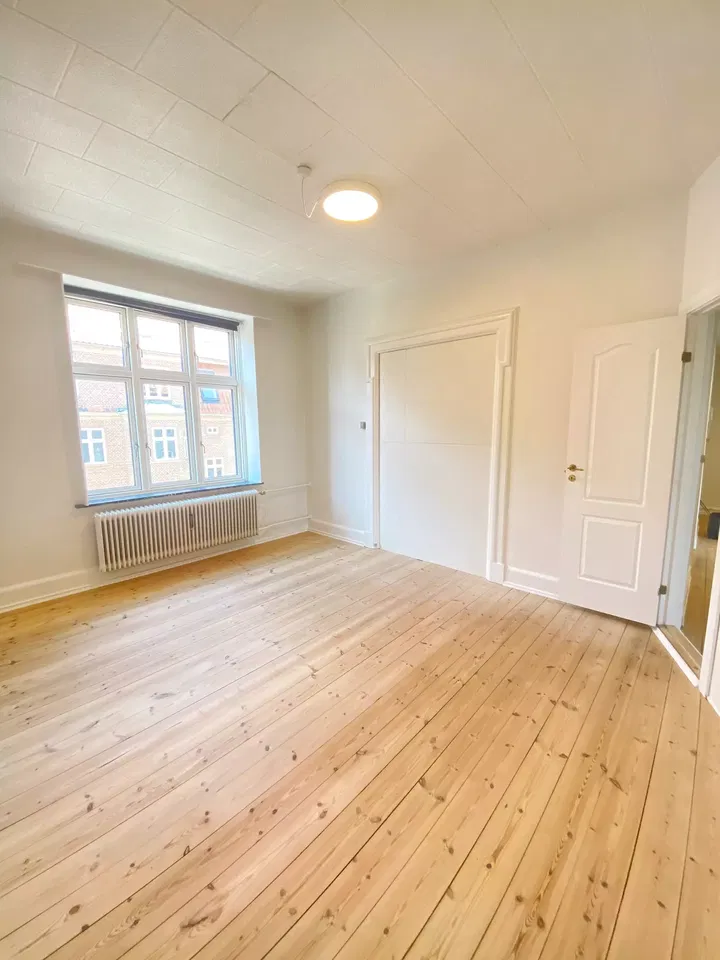 Klassisk 3-værelses med stuk, karnap og grøn gårdhave – 79 m2, delevenlig og med opvaskemaskine - Ågade, Aalborg - 2