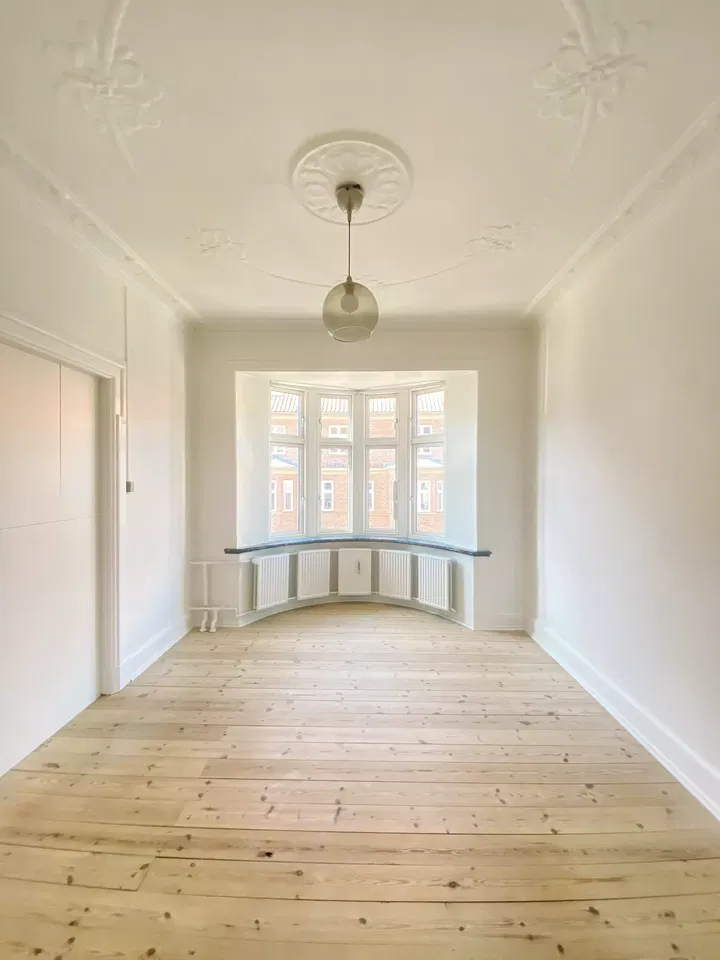 Klassisk 3-værelses med stuk, karnap og grøn gårdhave – 79 m2, delevenlig og med opvaskemaskine - Ågade, Aalborg - 0