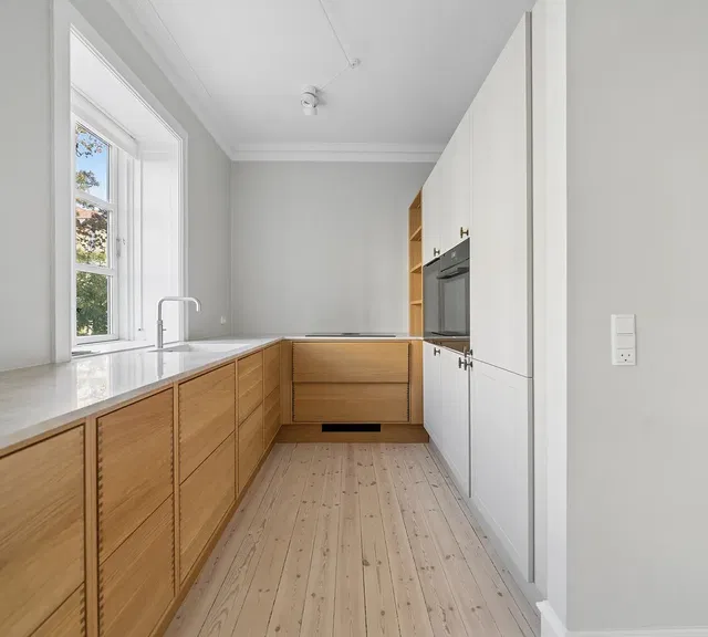 apartment Stylish 4-room apartment with balcony in a prime location