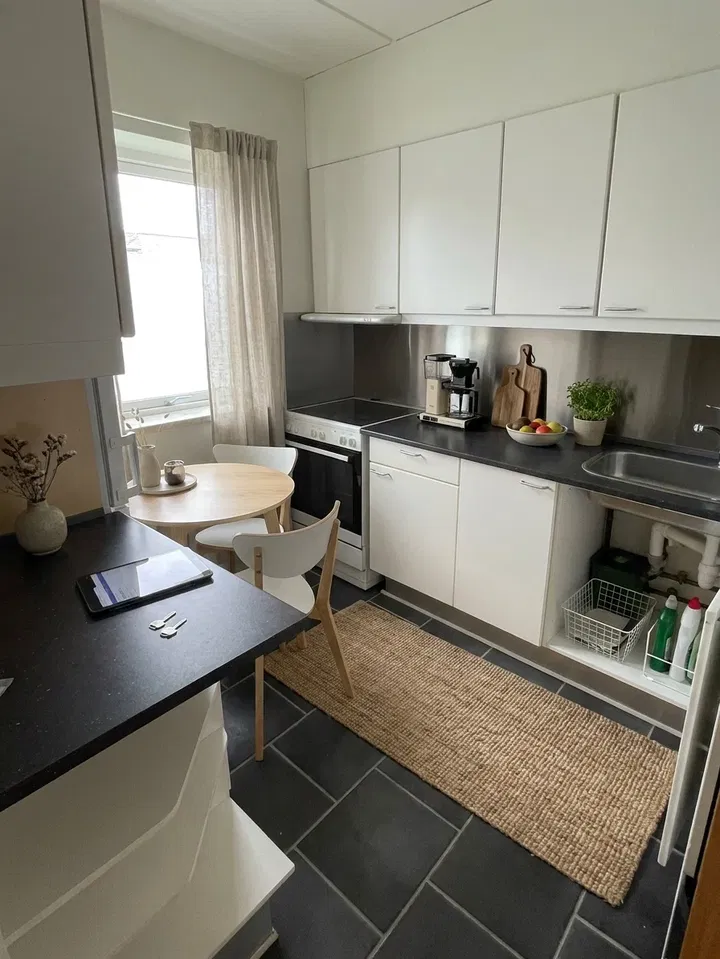 Bright 2-room apartment with balcony, parking and EV charger – close to shops, bus and sports – photo 1