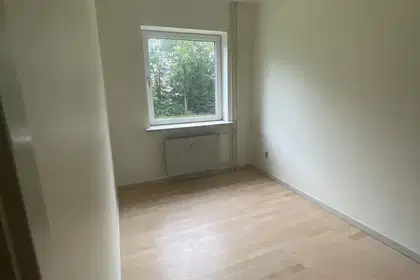 Bright 2-room apartment with balcony, parking and EV charger – close to shops, bus and sports – photo 9