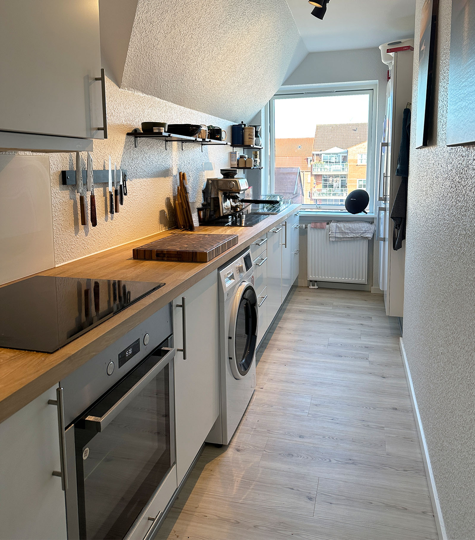 Nyrenoveret og moderne lejlighed på attraktiv beliggenhed!