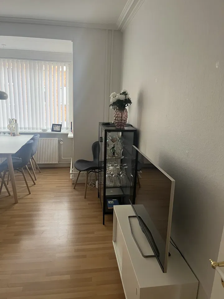 Bright and cosy 2-room apartment with bay window – photo 4