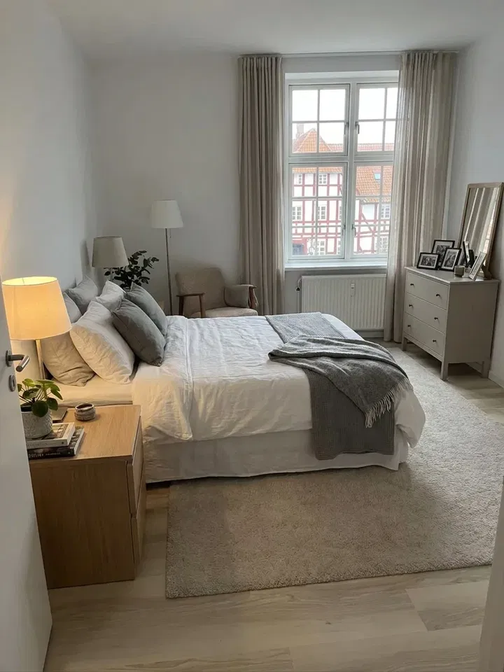 Bright and high-ceilinged 3-room apartment of 125 m² with balcony, elevator and parking – suitable for sharing and senior-friendly – photo 3