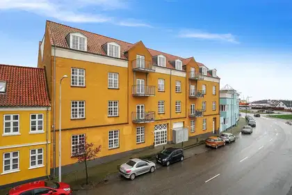 Bright and high-ceilinged 3-room apartment of 125 m² with balcony, elevator and parking – suitable for sharing and senior-friendly – photo 7