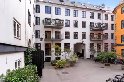 Uden bopælspligt - Boheme. Hedonist. Playboy. Leveperson. Moderne nomade. Altså hør lige her … – billede 18