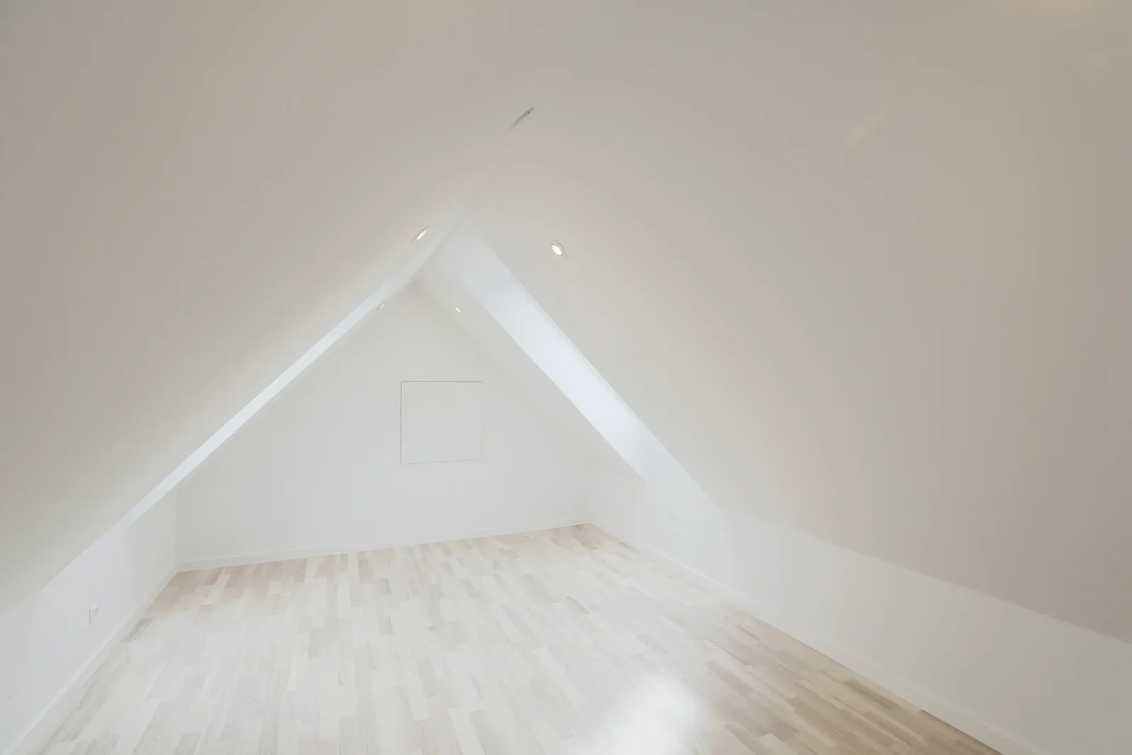 Spacious top-floor apartment with balcony and private parking – photo 7