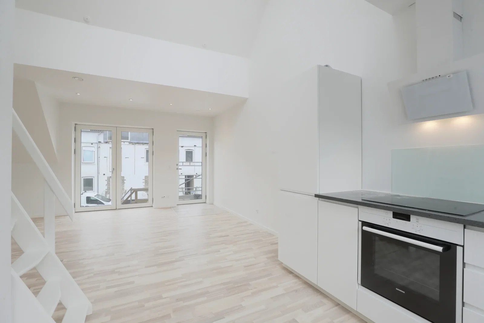 Spacious top-floor apartment with balcony and private parking – photo 2