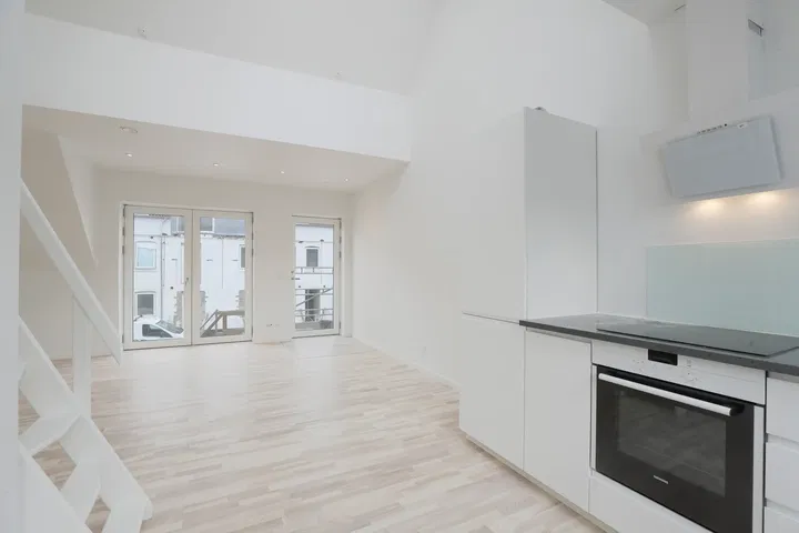 Spacious top-floor apartment with balcony and private parking – photo 2