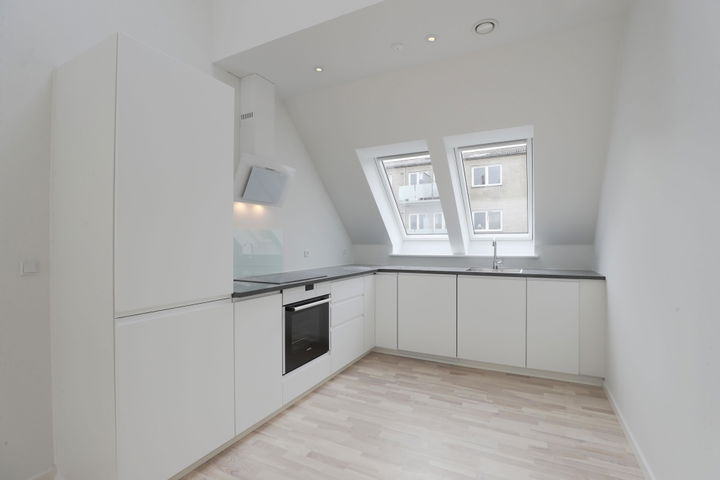 Spacious top-floor apartment with balcony and private parking – photo 1