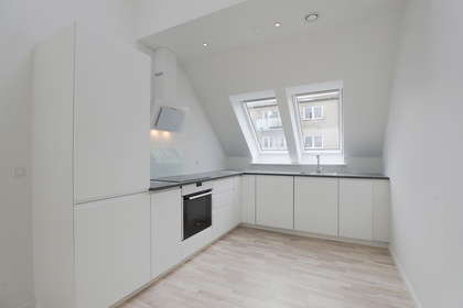 Spacious top-floor apartment with balcony and private parking – photo 1