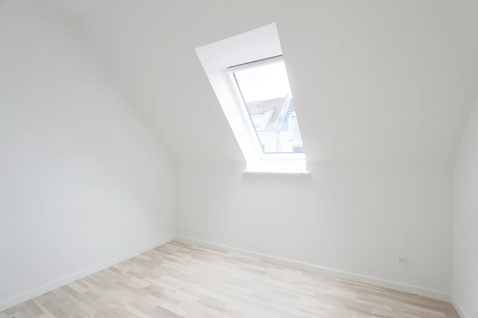 Spacious top-floor apartment with balcony and private parking – photo 3