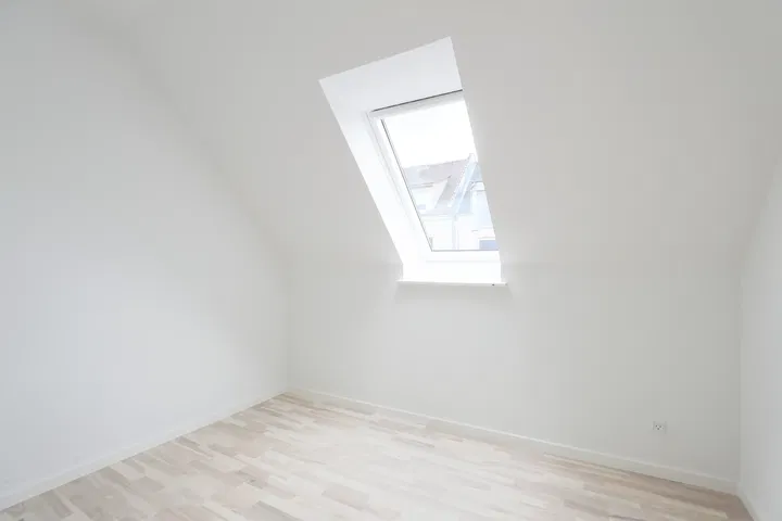 Spacious top-floor apartment with balcony and private parking – photo 3