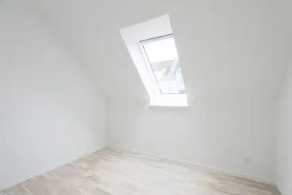 Spacious top-floor apartment with balcony and private parking – photo 3