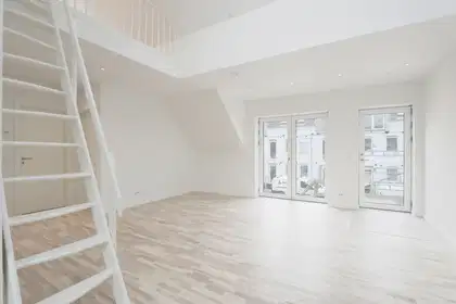 Spacious top-floor apartment with balcony and private parking – photo 10