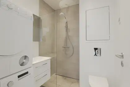 Spacious top-floor apartment with balcony and private parking – photo 5
