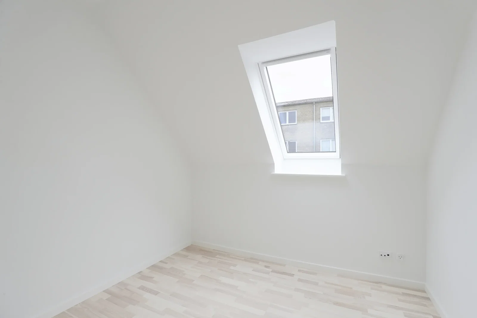 Spacious top-floor apartment with balcony and private parking – photo 6