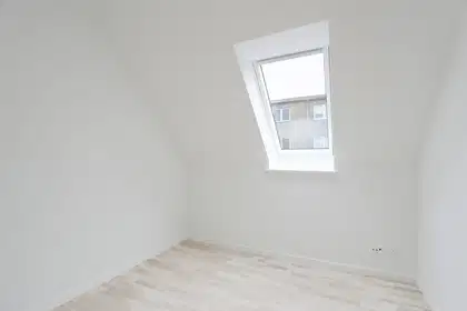 Spacious top-floor apartment with balcony and private parking – photo 6