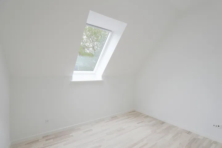 Spacious top-floor apartment with balcony and private parking – photo 4
