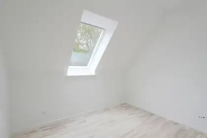 Spacious top-floor apartment with balcony and private parking – photo 4