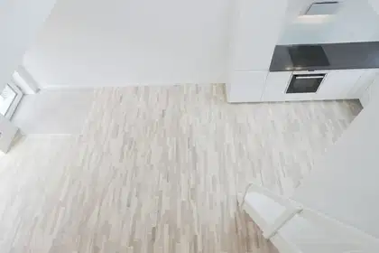 Spacious top-floor apartment with balcony and private parking – photo 8