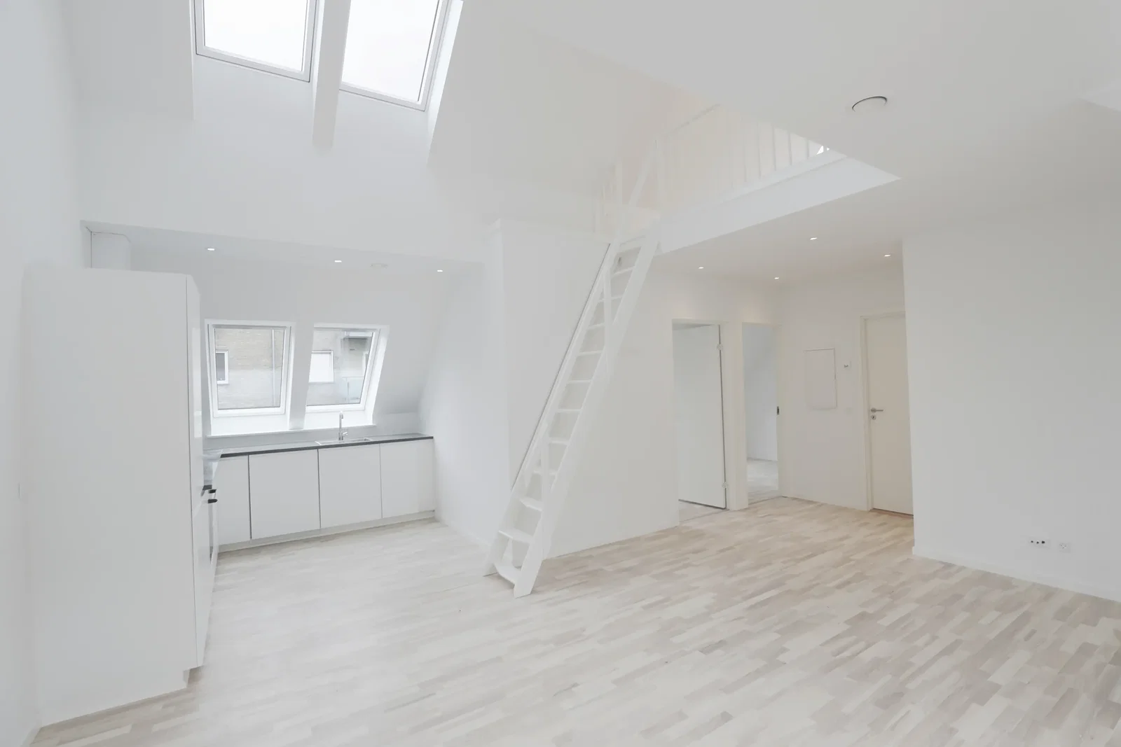 Spacious top-floor apartment with balcony and private parking – photo 9